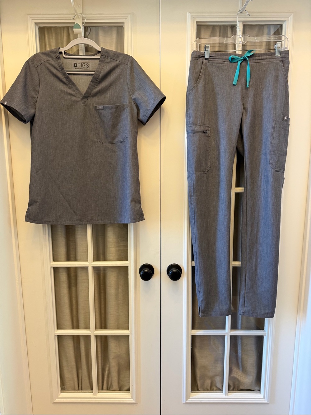 Graphite Grey Women’s Scrub Set Small Top & XS/Tall Pants EUC